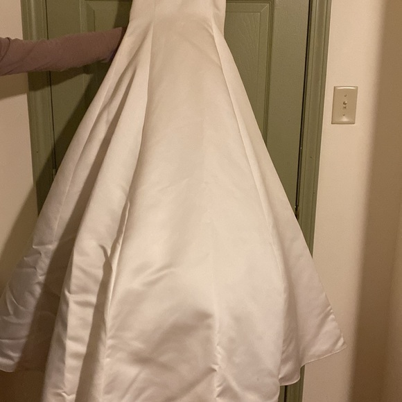 Cream sequined wedding dress.  Length from waist 106 inches. - Picture 3 of 10